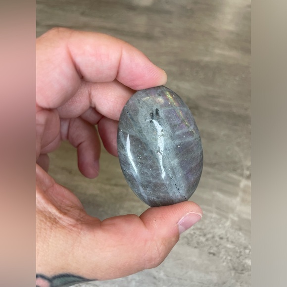 COPY - Labradorite palm stone - Picture 3 of 3